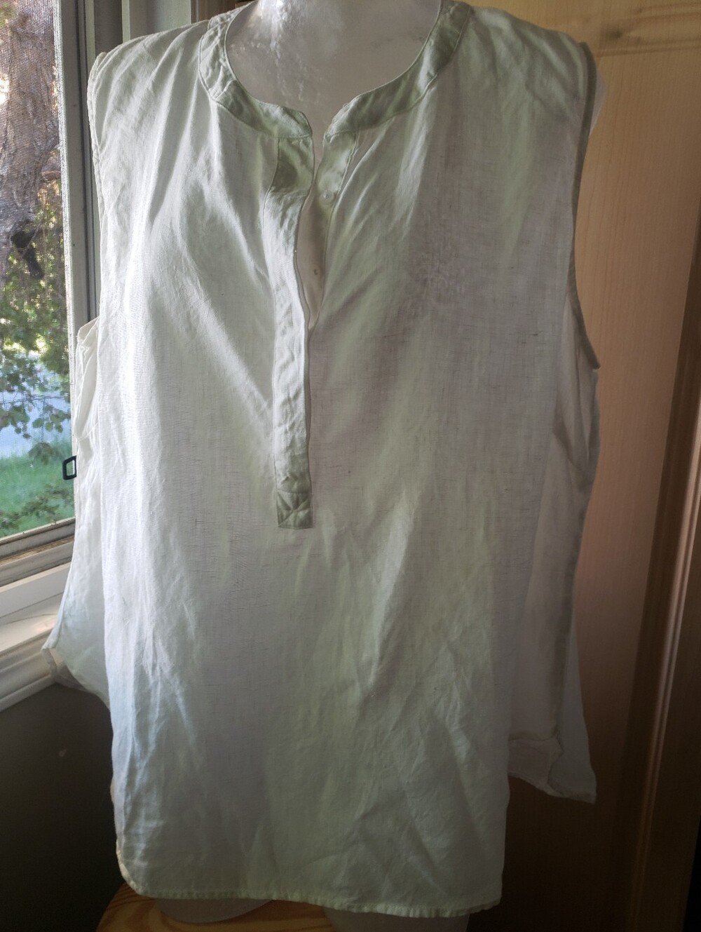 Ellen Tracy Light Green Sleeveless Henley Blouse